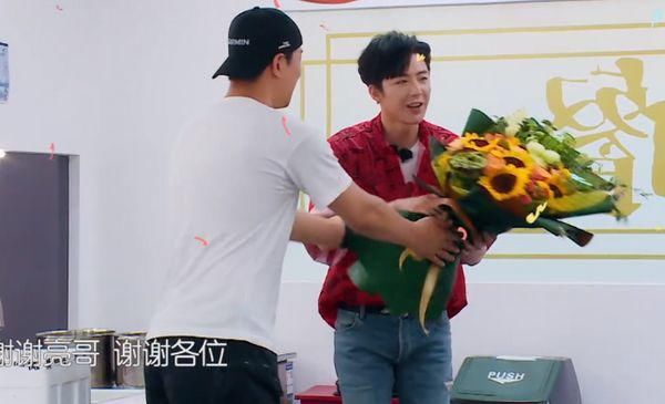  离开|中餐厅：赵丽颖替代黄晓明，刘宇宁雪中送炭，张亮借花献佛！