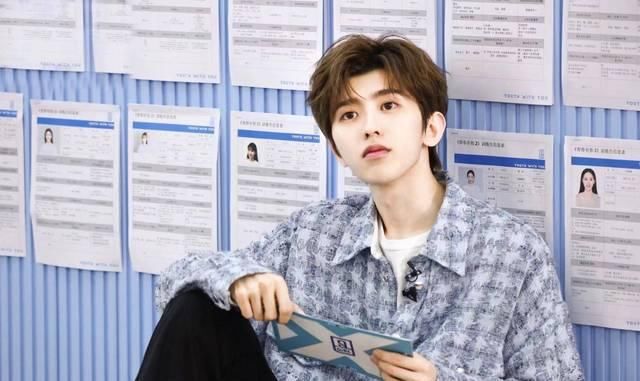  清爽|蔡徐坤升级做导师，7000块女款衬衫清爽帅气，踩黑皮鞋终于变成熟