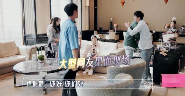  早就认识|李晟见麦迪娜却不和她打招呼，谁注意麦迪娜的反应？关系好坏很显然