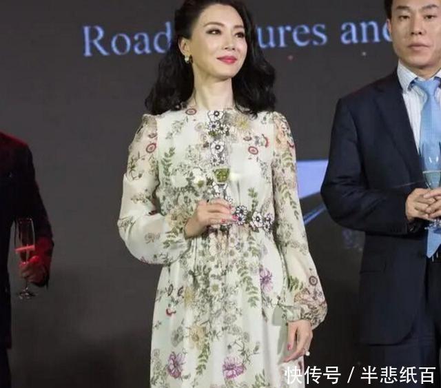 陈数|43岁的陈数身着绿色花朵连衣裙,展现优雅美丽