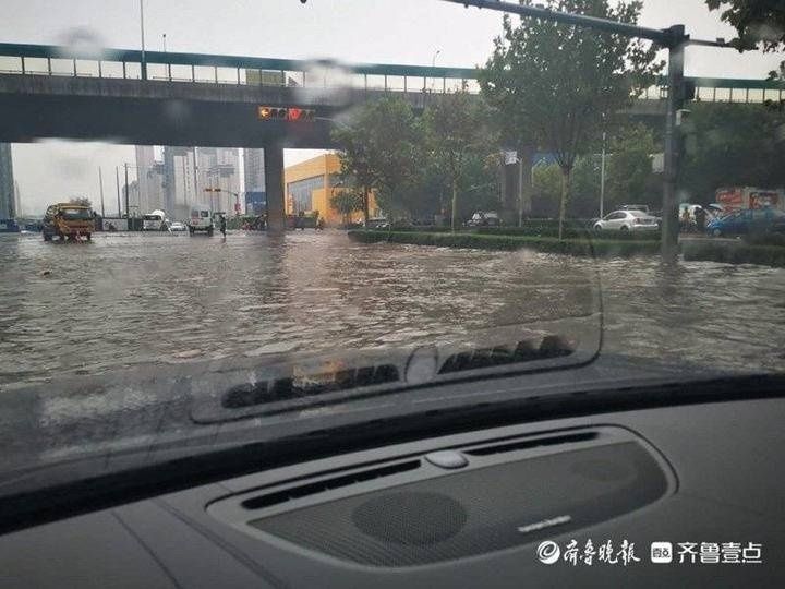 齐鲁壹点|你推车的身影真帅！一私家车雨中趴窝，济南交警涉水救援