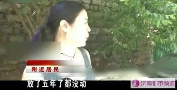  济南|济南一小区旁，一辆保时捷成“僵尸车”，五年无人认领……