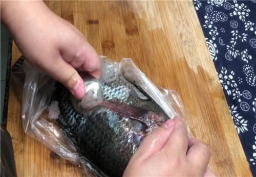 刮鱼鳞的时|才发现刮鱼鳞这么简单,只需一个塑料袋,快速又干净,一秒光溜溜