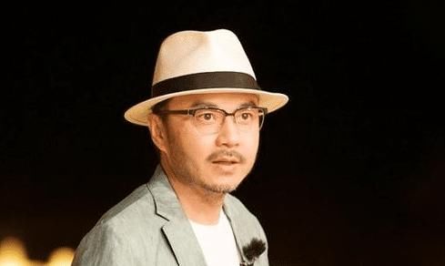 天天向上|素质堪忧？汪涵穿皮鞋踩床单与马云合影，网友怒喷：平日都是装的