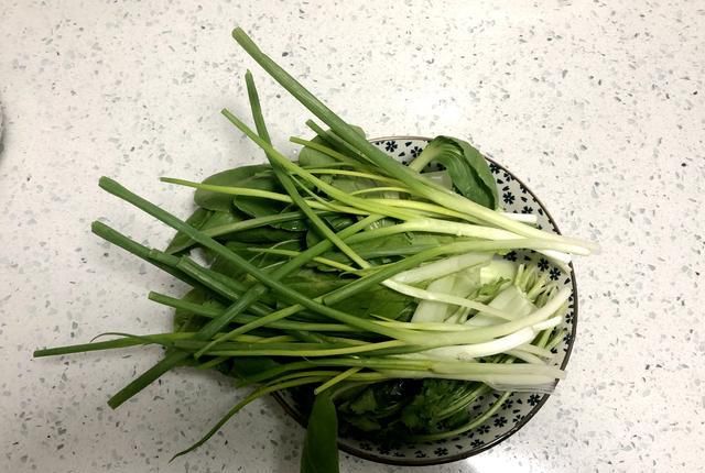 太贵|麻辣烫太贵吃不起，教你正确做法，10元做1锅，夫妻俩人吃到撑