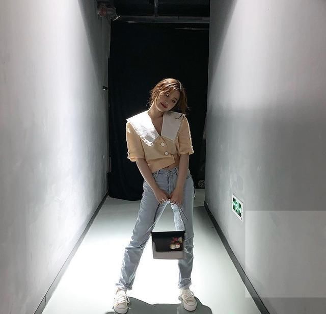 烂大街|虞书欣更新私服,坐楼梯拍照也有拍大片既视感