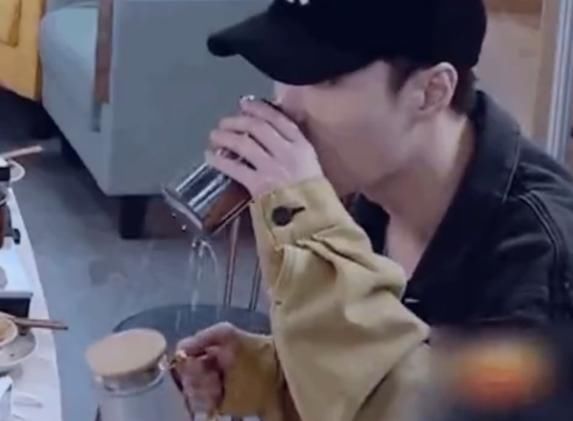  吃火锅|高冷王子一起吃火锅，王一博张艺兴惨被嘲笑，喝水都用牙刷架