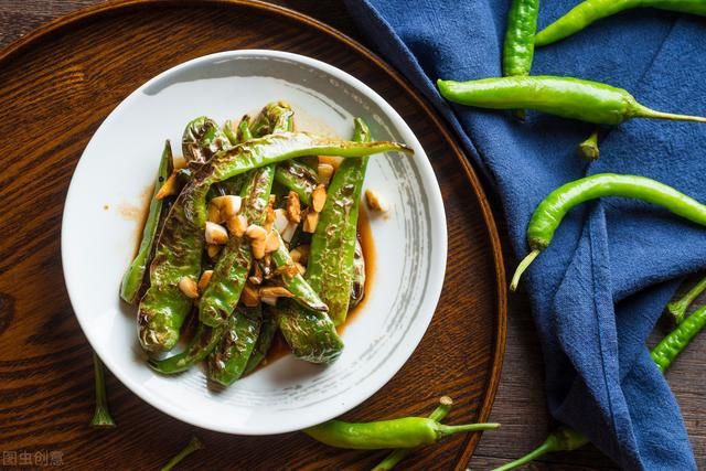 餐桌上|夏天餐桌上怎么能少了这样的凉拌菜,既简单又开胃,吃起来真过瘾