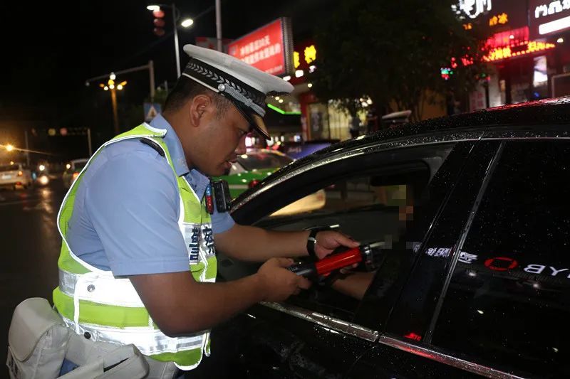  大队|榕江交警开展酒驾行动，助推省级文明县城创建