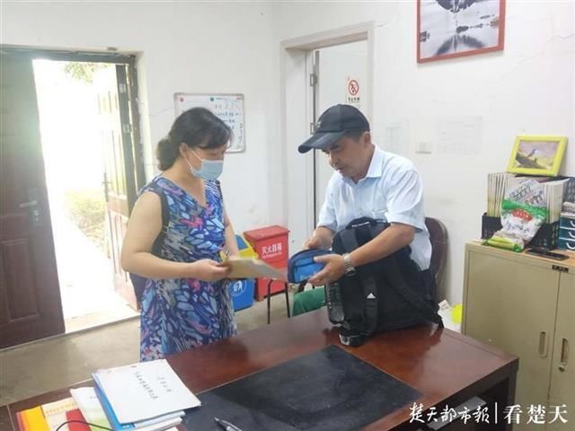  毕业证|拾到高考生档案和毕业证，武昌公园保安物归原主