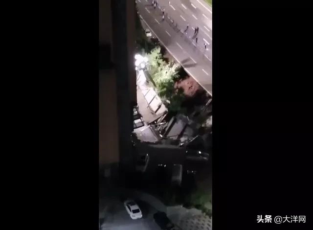  路面|突发！路面塌陷，多辆汽车瞬间被埋