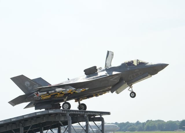  起飞|美战斗机为登上印度航母练习起飞！瘸驴配破车，这才是真爱