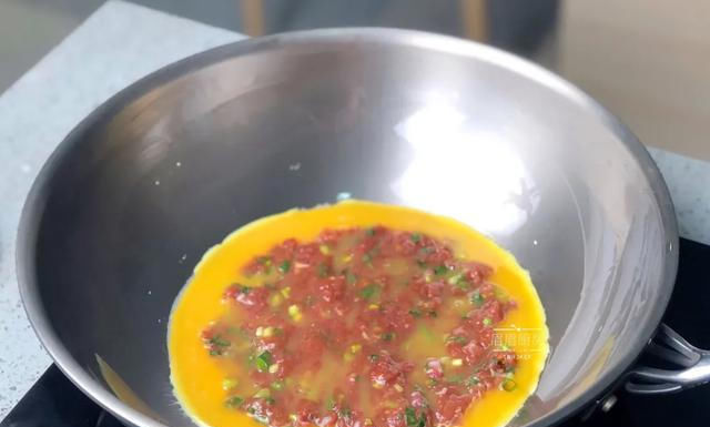  适量|早餐鸡蛋这样吃最美味，不加一滴水，两面煎一煎，简单三步就搞定