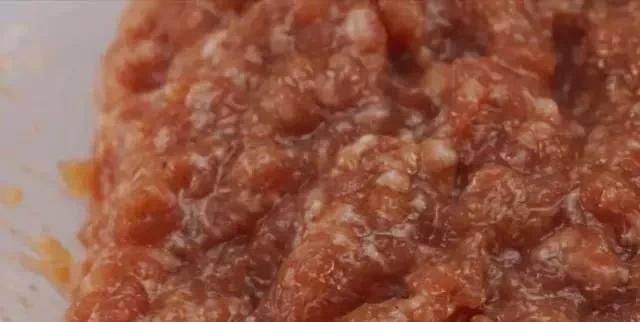 说漏嘴|调饺子馅时,加水还是加油?大厨说漏嘴,多做这2步,肉更加香嫩