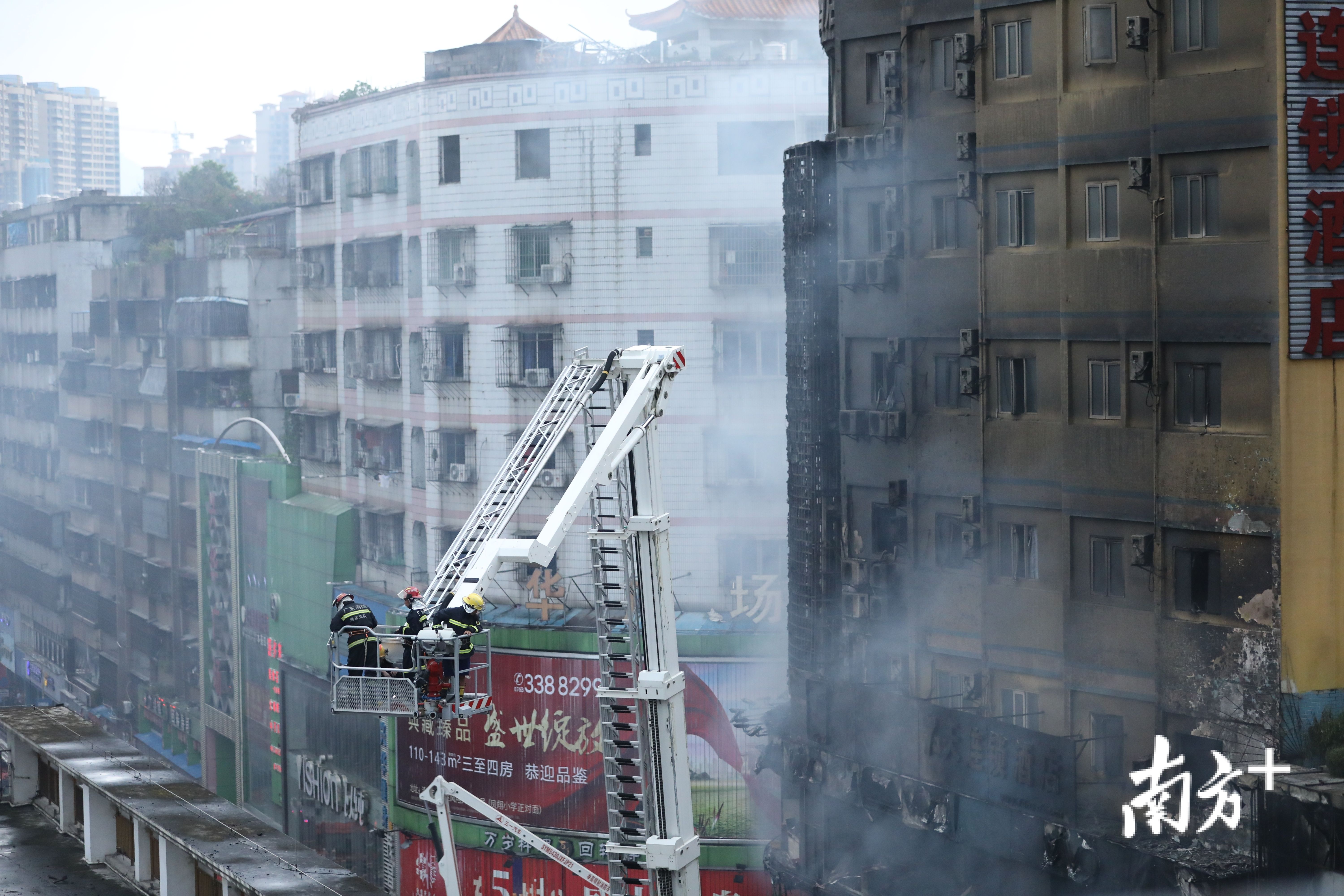 消防|清远一大厦火灾已扑灭,消防出动云梯救出1人