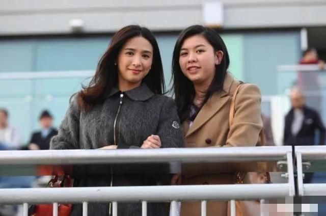  老公|她嫁百亿老公住8层豪宅，生了3个娃样子竟能保持30年不变