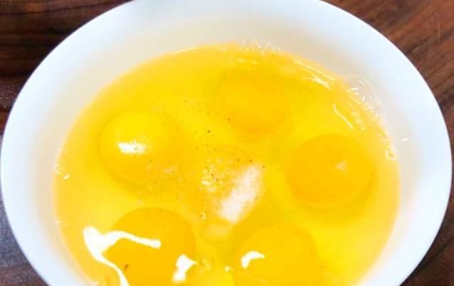  炒蛋|韭菜炒鸡蛋，先炒韭菜还是先炒蛋？行家都这么炒，鲜嫩翠绿营养高