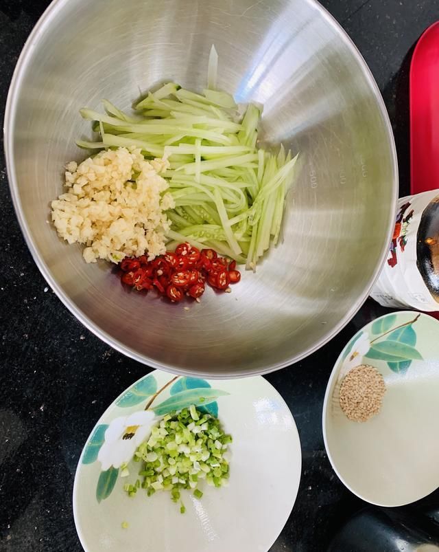  鸡胸肉|家常凉拌鸡丝的做法，这样做香辣开胃又解馋，方法超简单