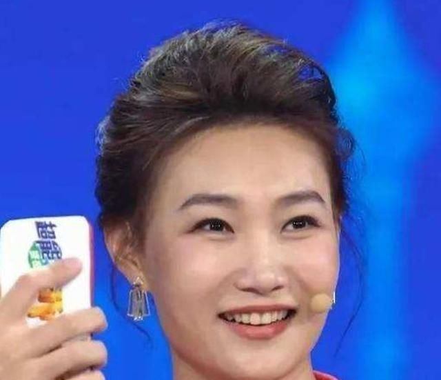  依旧|央视“一姐”李梓萌：被曝真实姓名，40多依旧单身未孕，父亲担忧