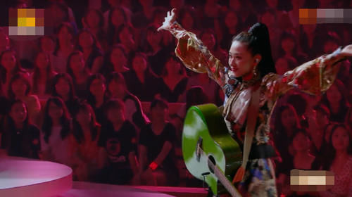  乐队|《乘风破浪》表演结束其他人都在台上，谁注意万茜去干啥了？变化真大