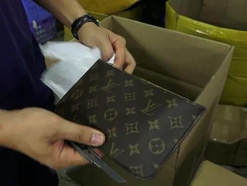  市公安局|涉案4亿！你买的LV、GUCCI等品牌包可能产自广西这条村……