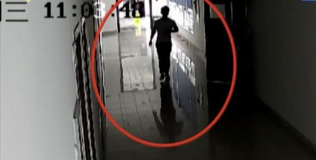 路上|女子走在路上遛狗,却突然遭遇“咸猪手”,男子得手后扬长而去