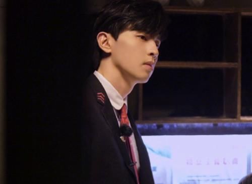  睁眼|《密室大逃脱》邓伦胆小再升级，被吓到不敢睁眼，把杨幂拖了一米远