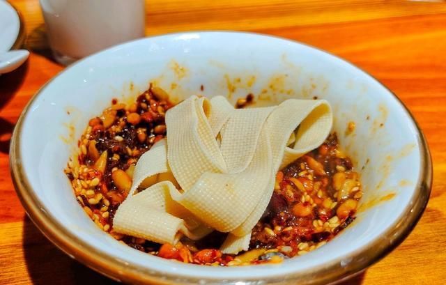  看值|朋友叫吃饭，一个锅子，6个素菜，花了258元，你看值吗？