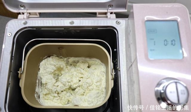 高筋面粉|想吃面包自己做,连烤箱都不开,营养暄软有嚼劲,抓两片能当饭