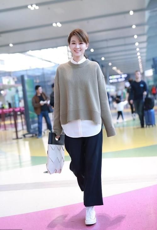  青灰色|乔欣街拍：青灰色针织衫阔腿裤 编织包Converse鞋优雅知性