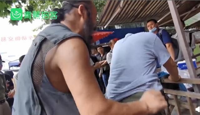 别信|气功大师街头用带电气功治病？围观市民：他这是耍魔术吧，别信