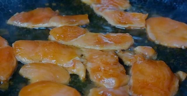 香煎鸡胸肉|吃了十几年的鸡肉，还是这种做法最独特，又好吃，吃多也不胖