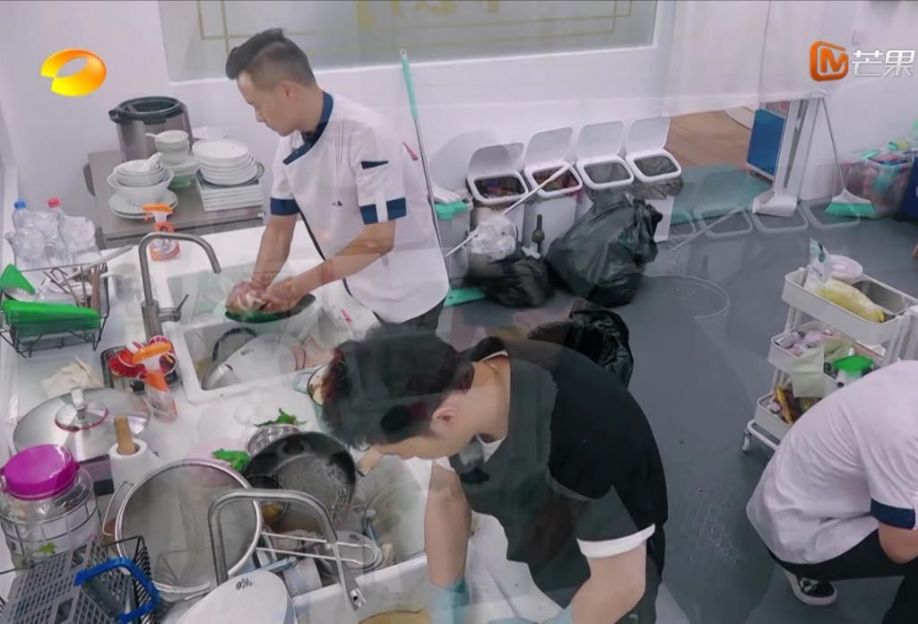  干活|中餐厅赵丽颖不干活？其他人洗完碗深夜一起回去休息，唯独她不在