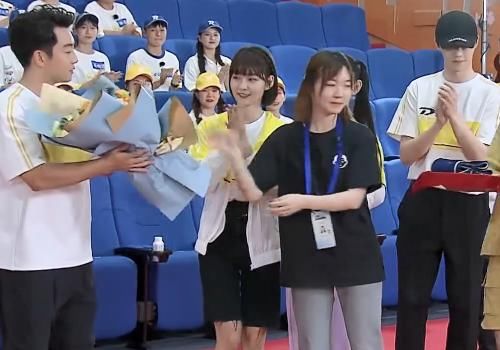  人员|姚译添为“全勤”人员发奖励，但他却忘记了一个人，嘉宾也未曾记起