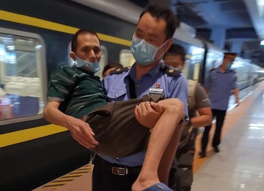 公主|暖心“公主抱”|列车员护送患病旅客平安出行