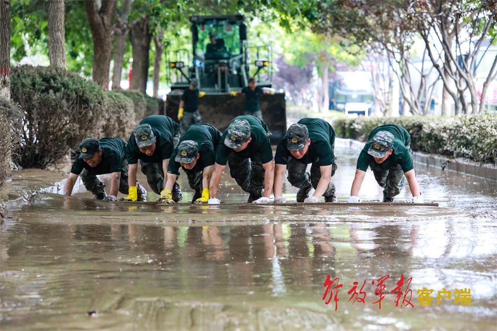 清淤、消杀，武警官兵全力投入涿州灾后重建工作