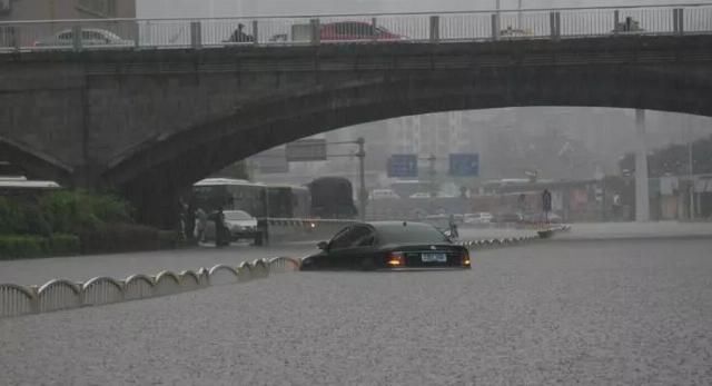 积水|多地暴雨，车辆涉水行驶如何保证安全？