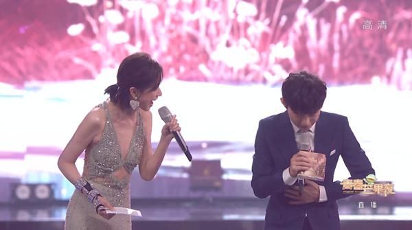  同台|万茜主持首秀闹笑话，抢话不断还暴露情商，自认跟何炅同台是他的荣幸