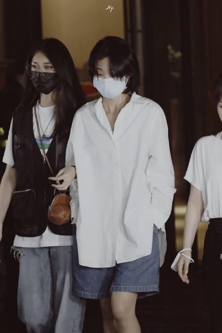  队友|yamy录音事件后现身，队友左右护送