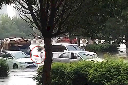  人心|天降暴雨，越野车堵住废品三轮车，下一幕温暖人心