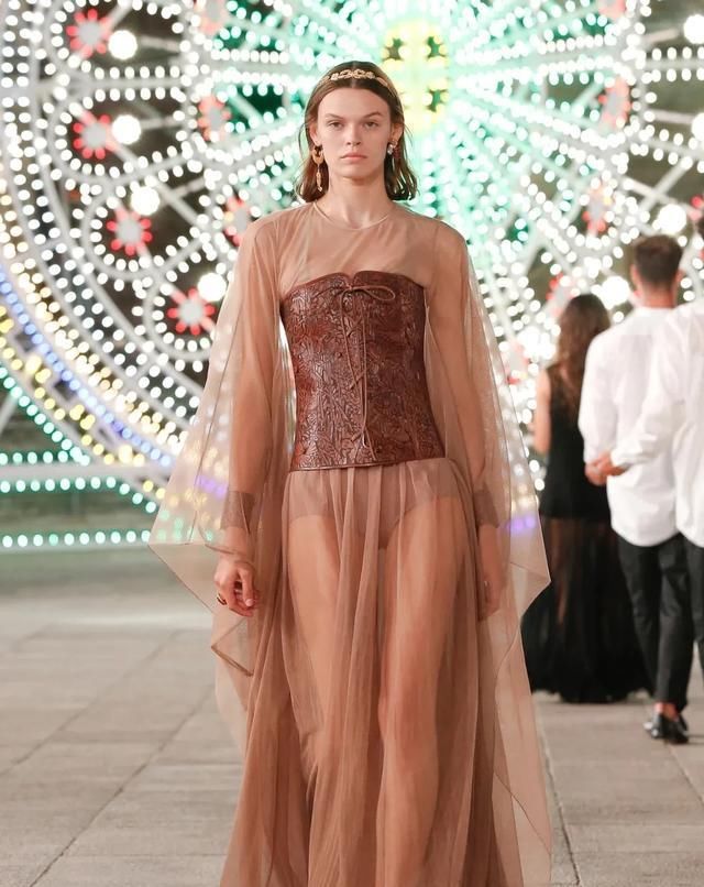  Dior|Dior 在意大利举办了一场没有观众的线下早春发布秀