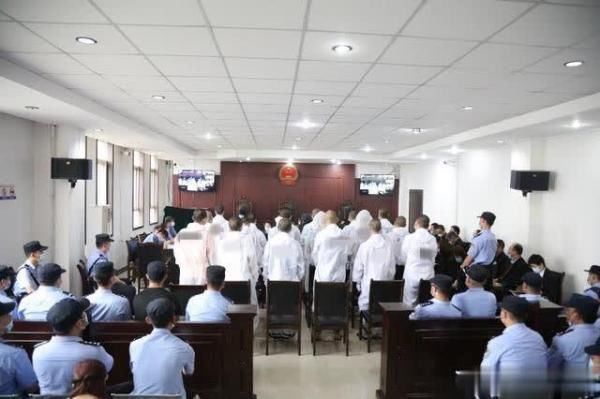  赌场|持械抢劫赌场、暴力讨债 18人恶势力团伙被审判