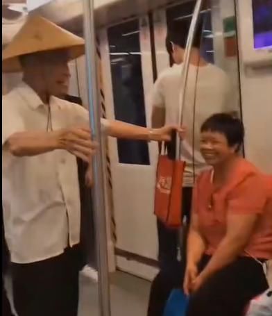 老人|九旬老人被让座，直接拒绝我是主人你是客，网友让多少人脸红