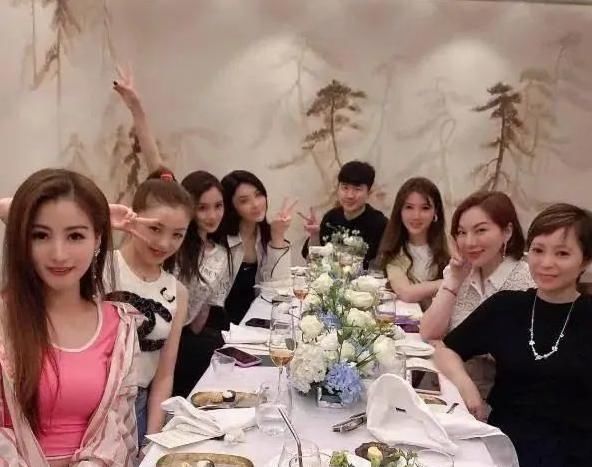 演员|他究竟有何背景？被尔冬升批演技烂，第一次演戏却＂搬动＂半个娱乐圈