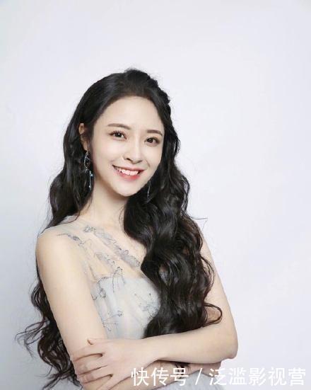  李莎|李莎旻子晋级引争议，身上有着浓重湖南台风格，主持人都该稳重？