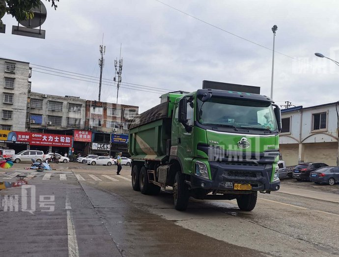 生命危险|最新!柳州一车祸致1死2伤,2个孩子当场失去母亲,女孩正在抢救,有生命危险