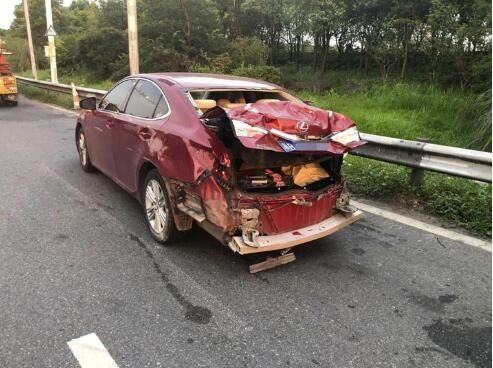  往前|“如果再往前挪一米，就成肉饼了……”高速上6吨重的钢卷砸中小轿车，司机腿都软了