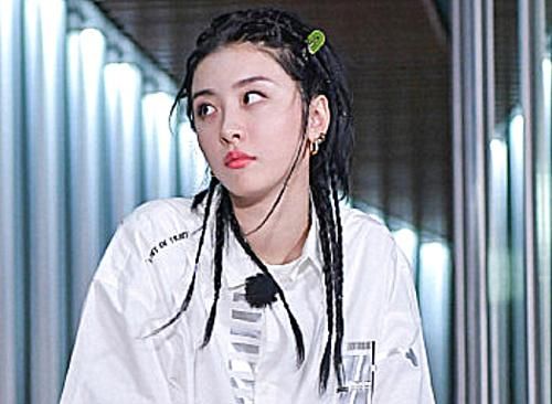  西瓜|赵小棠深陷“女汉子”人设，别人开西瓜用手掰，唯独她不一样