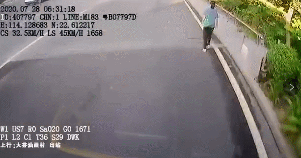  监控|公交车撞上行人致其当场死亡，监控显示司机弯腰瞬间……