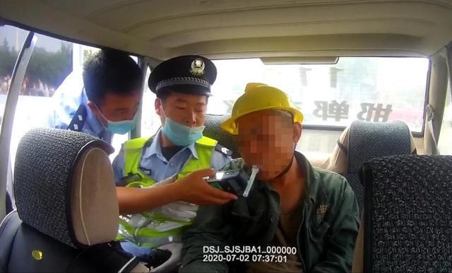  无牌|邯郸：醉酒男子驾无牌摩托强行“闯岗”被查处